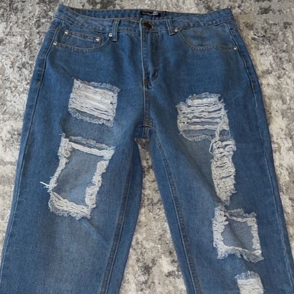 NEW RIPPED MOM JEANS